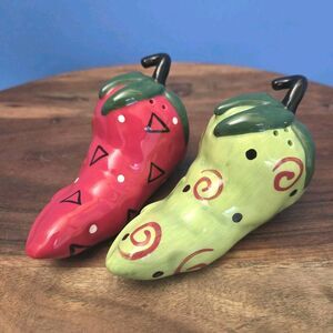 VTG Ceramic Hot Chile Peppers Salt and Pepper Shakers Novelty Set Red Lime Green